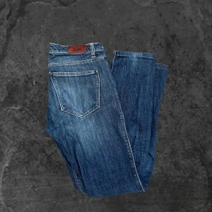 Blå Acne jeans 29/32 - Snygga blå jeans från Acne i modellen Max Pure. Klassisk femficksdesign, raka ben och normal passform. Jeansen är tillverkade i 98% bomull och 2% elastan för en skön stretch. Perfekta för dig som gillar stilrena och tidlösa jeans.