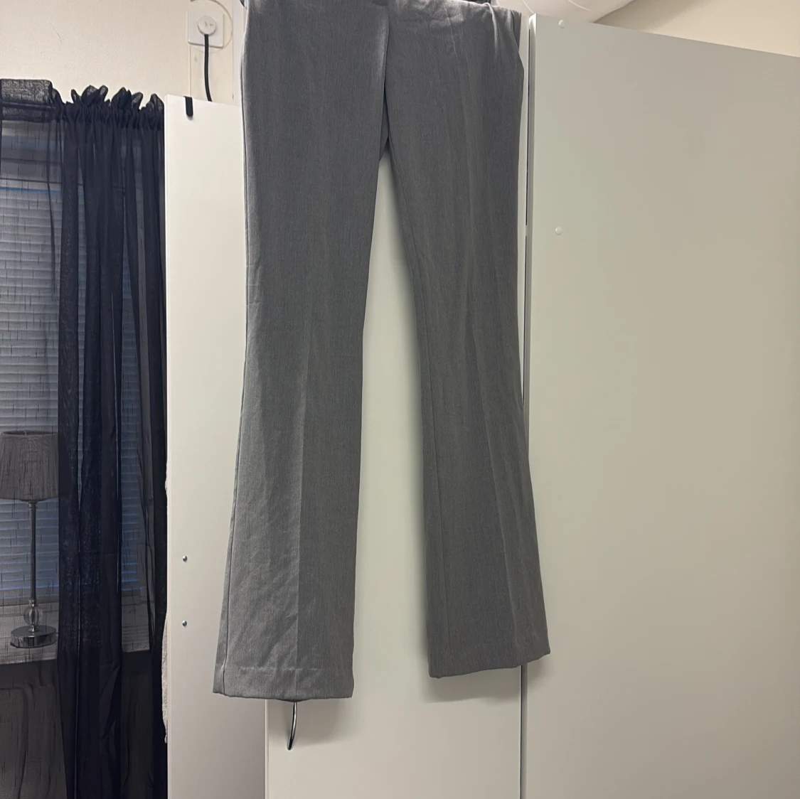 Grå kostymbyxor från Bikbok - 1
