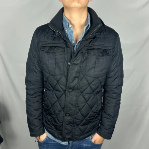 Massimo Dutti Padded Jacket - Storlek: L men sitter mer som M. Skick: 8.5/10. Retail pris: 2000kr (+). Modellen är 185cm & 80kg. 