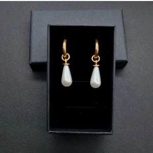Guldörhängen med droppformad pärla - Snygga örhängen. Material-rostfritt stål 
