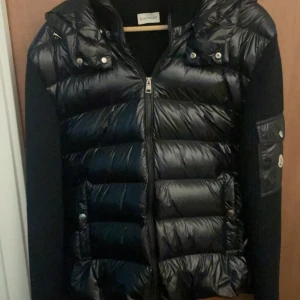 Svart jacka från Moncler - Säljer denna jackan för den har blivit för liten för mig. Den är i väldigt bra skick. Inga skador. Vid fler frågor är de bara att höra av sig.