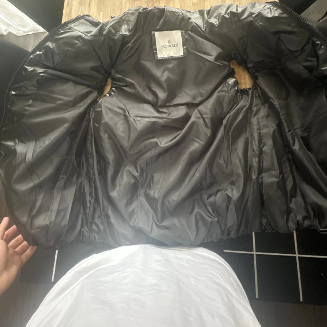 Svart dunväst från Moncler med huva - 1