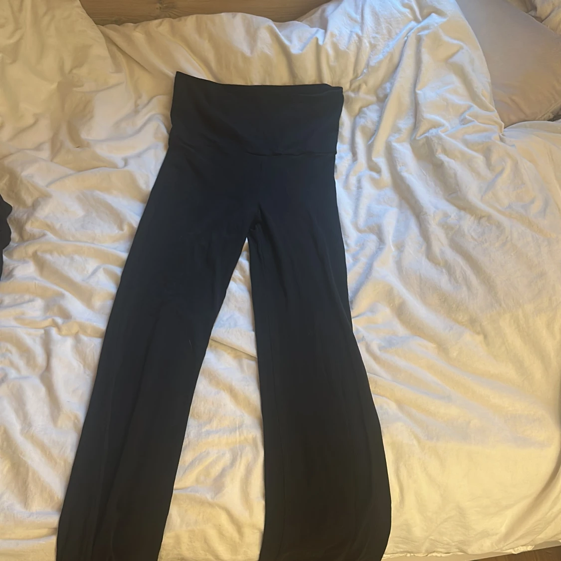 Svarta wide byxor från Gina Tricot