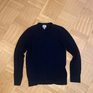 Stickad HM tröja - En fin merinoull och cashmere blandad stickad tröja i färgen mörkblå.