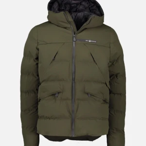 Sail Racing jacka  - Vinterjacka från Sail Racing i jättebra skick! Knappt använd. Jackan är varm, vind- och vattenavvisande. Nypris 5000kr.