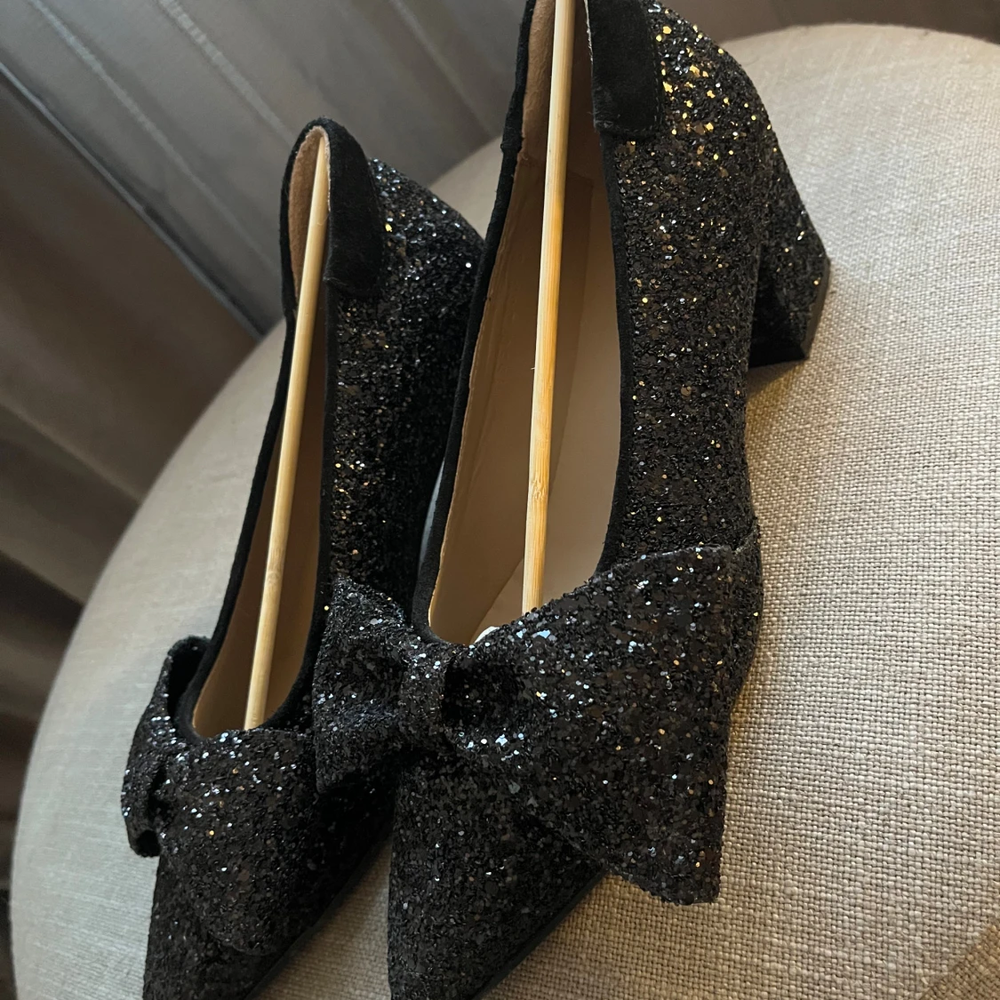 Glittriga svarta pumps från Angulus - 2