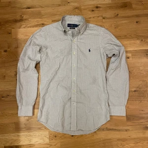 Ralph Lauren skjorta  - Tja! Jag säljer en riktigt stilig rutig skjorta från Ralph Lauren 🙌 Storleken på papper är XS men skulle även passa S! Skriv gärna angående frågor och funderingar 👌