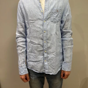 Blå randig linnen gant skjorta  - Stilren blå och vit randig linne skjorta ifrån gant, väldigt bra skick på skjortan. Hör av er om ni har frågor och funderingar