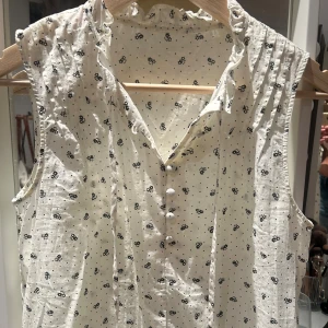 Blommig topp - Såå fin blommig topp med knappar och band 