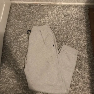 Ralph lauren  - Tjena säljer ett par Ralph lauren mjukisar i bra skick styliga perfect för en vardag där byxorna är styliga pris går att diskuteras har ni frågor kring  byxorna så är det att fråga på