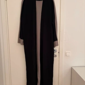 Abaya - Abaya med beiga deraljer. Inget speciellt att anmärka på förutom sista bilden.