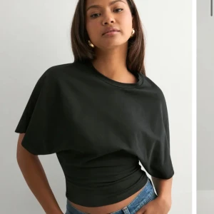 Nelly topp - Säljer min helt oanvända topp från Nelly med vida ärmar och tight midja. Den är beige men kunde inte hitta någon orginal bild (ungefär som sista bildens färg) Den säljs inte längre i den färgen. Jättefin och passar till allt men säljer pga jag tyckte inte designen passade min kropp❤️