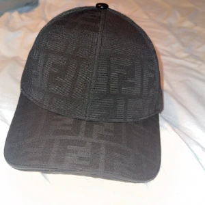 Keps med logotyp - Keps med logo typ Fendi nytt skick 