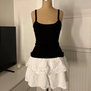 Svart ribbad linnetopp från Nelly - En stilren svart ribbad linnetopp från Nelly med smala axelband och rak halsringning. 