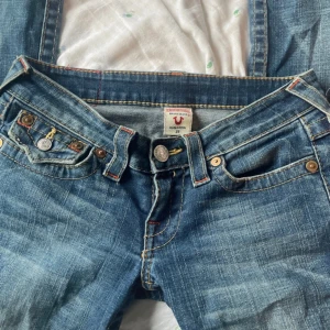 True Religion jeans  - Säljer ett par vintage true religion jeans som är otroligt låga🫰🏼 ena bakfickan är vikt konstigt men går säkert att stryka rätt (på bilden ser du fickan)
