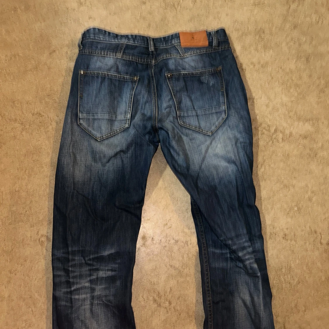 Blå slitna jeans från Medicine W32