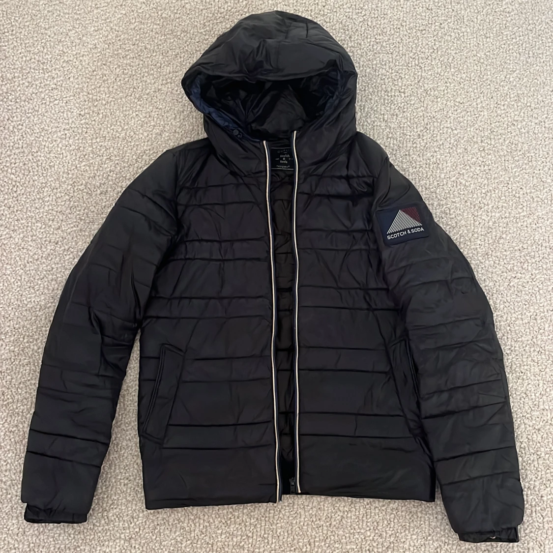 Svart pufferjacka från Scotch & Soda