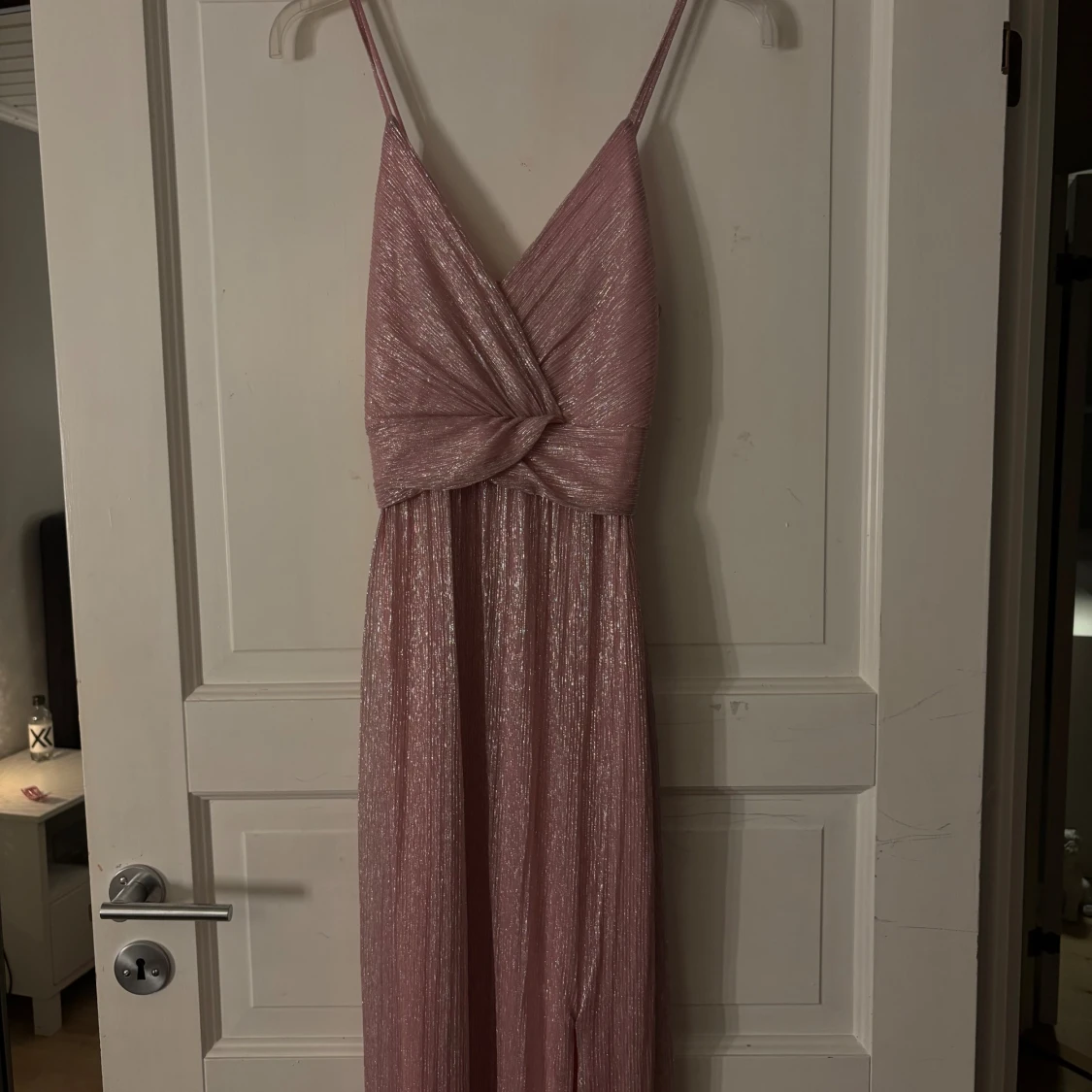 Glittrig rosa långklänning med slits - 2