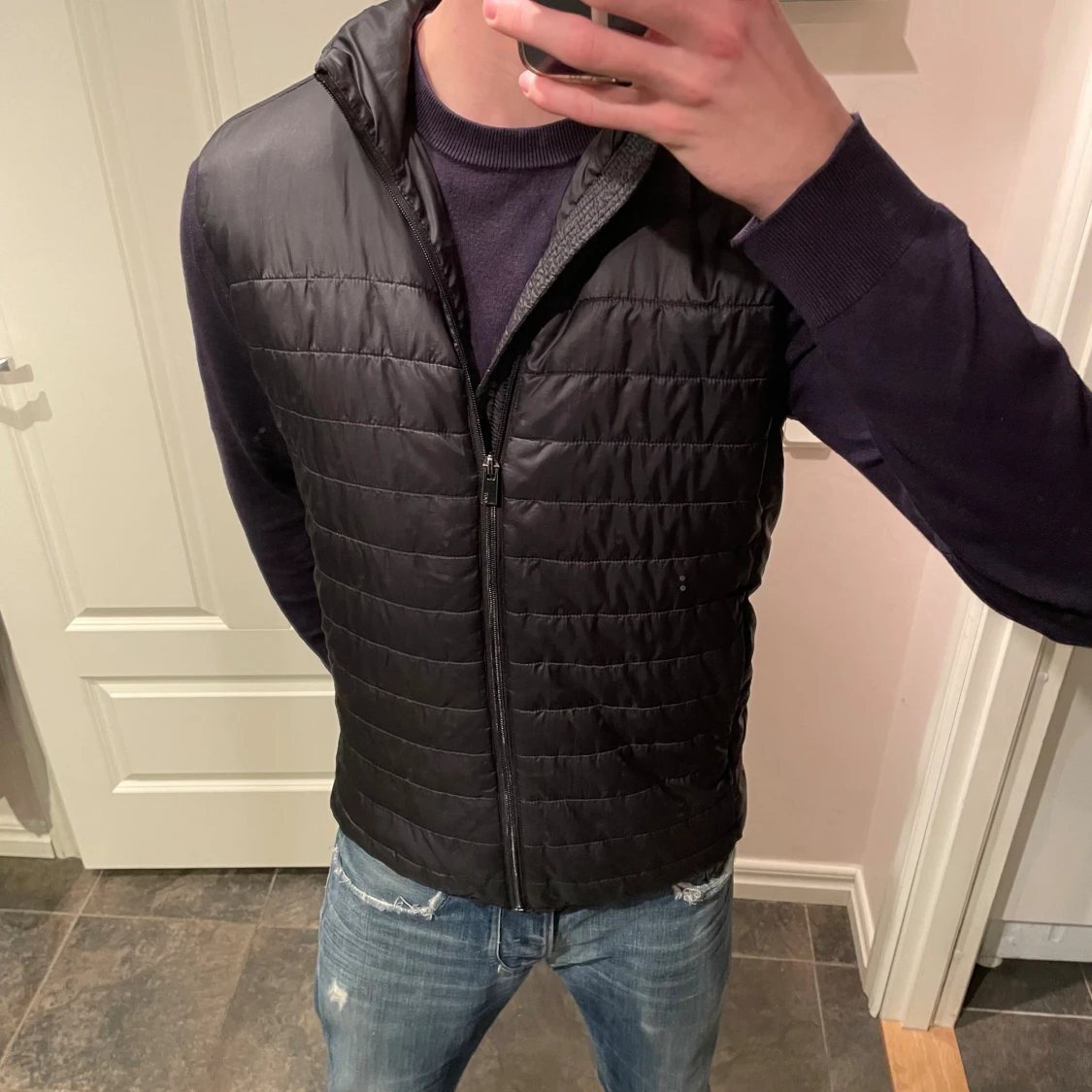 Svart dunväst från On Our Terms