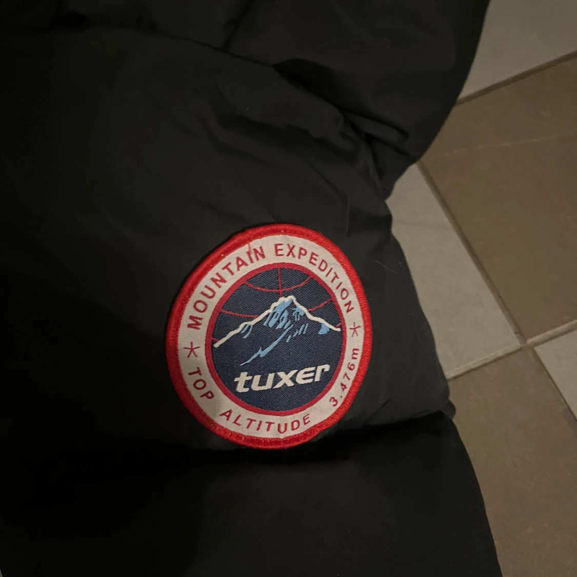 Svart dunjacka från Tuxer med huva - 2