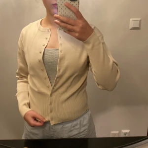 Beige kofta från zara  - Helt ny beige kofta från zara som alldrig är använd! Super skön och i ett jätte fint stickat material💐