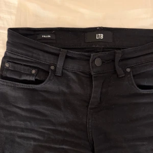 Ltb svarta jeans  - Svarta jeans från ltb i modellen fallon, midwaist med bootcut❤️