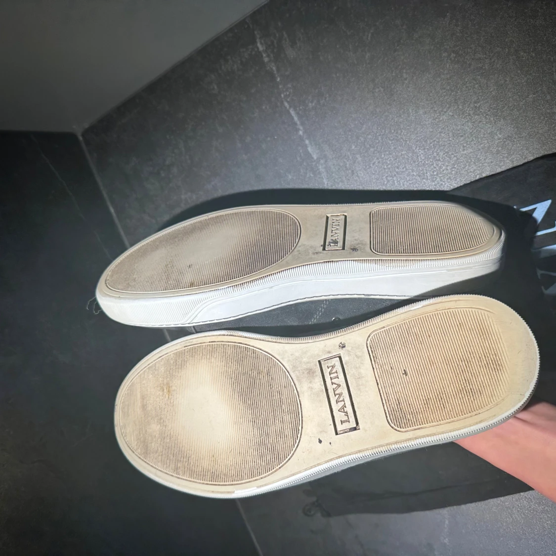 Grå sneakers från Lanvin - 2