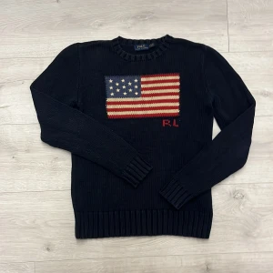 Ralph lauren usa tröja - Hej! Säljer denna Ralph lauren tröjan med ett usa tryck på//tröjan har inga defekter utom att lappen vid Mackan är lite av//fråga gärna vid frågor!!