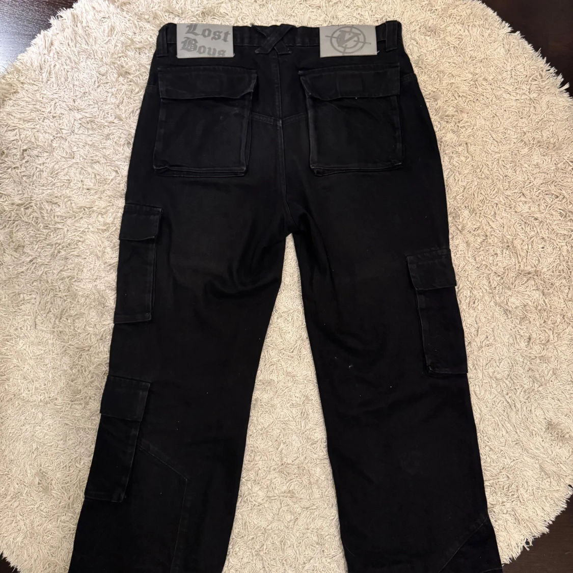 Svarta cargopants från Vicinity & Lost Boys collab  - 1