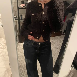 Stickad tröja - Mycket fin tröja, varm och bra till höst och vinter! Kan knäppas hur som😊