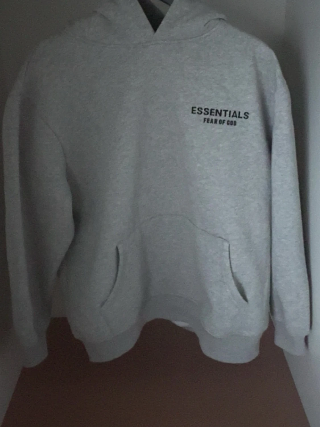 Essentials hoodie i grått