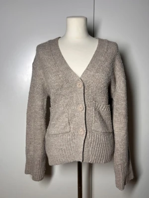 Stickad kofta med knappar Gina tricot cardigan - Populär stickad kofta från Gina. Storlek xs men passar även en s. Nypris 400kr. (Slutsåld i alla storlekar.  Lite nopprig Köp sker via köp nu, jag postar inom 24h. Kvar tills markerad såld  