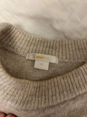 Beige vit stickad tröja - Säljer en beige vit stickad tröja från Gina Young. Är i mycket bra skick och har använts några fåtal gånger. Säljer pågrund av att den ej kommer till användning!