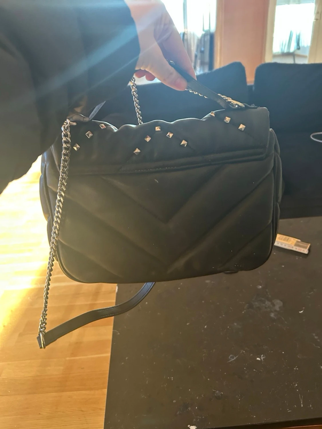 Svart axelväska med nitar och kedja - 1