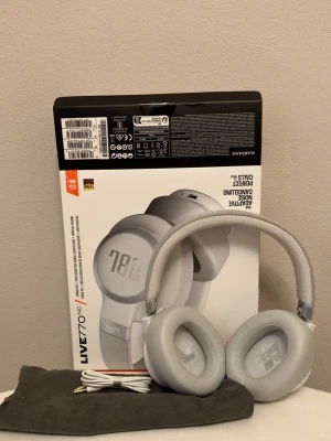 Hörlurar JBL live 770NC  - Fick dessa julen 25 men passade inte mina preferenser. De har knappast används och originalspåse, laddare och USB sladd är med (glömde visa laddaren i bilden). 