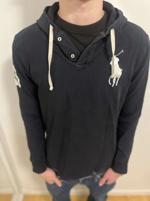 Ralph lauren hoodie - Svart big ponny Ralph lauren hoodie i strlk M passar mer som S | Bra skick med inga tecken på defekter | Modell på bilden är 180 och passar utmärkt | hör av er vid funderingar!