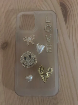 Dreamland mobilskal IPhone 12 - Vitt mobilskal från Dreamland som passar IPhone 12. Inklusive 9 dekaler. 