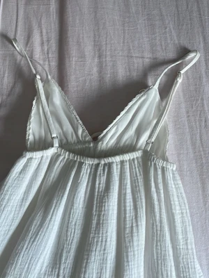 Vit sommarklänning!! - Jättegullig vit sommarklänning ifrån new yorker. Använd några gånger men säljer då det inte längre är min stil. Postar inom 24 timmar!!💕