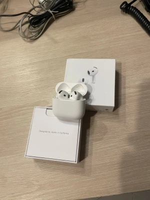 AirPods 4 - Säljer ett par AirPods 4. Brusreduceribgen funkar ej därav priset. Skick 9/10 används i någon vecka. Skriv ifall ni undrar något.