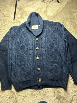 Stickad kofta  - Väldigt fint skick, perfekt vinter tröja tveka inte på att ställa frågor.
