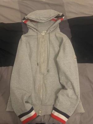 Moncler Hoodie - Fräsch Moncler hoodie. Priset är fast och tar emot byten