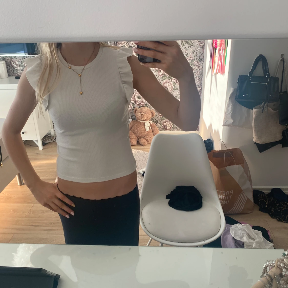 Vit ribbad topp med volangärmar