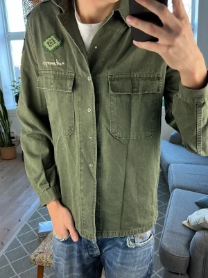 Unik overshirt  - Unik och extremt snygg! Bra skick, mått: A:49 B:45 C:51 D:65 (cm) Skriv vid fundering 😇