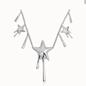 ioaku halsband - Unikt silverfärgat halsband med stjärnformade detaljer och droppformade hängen. Perfekt för att ge en modern touch till din outfit. nypris:699 knappt använt