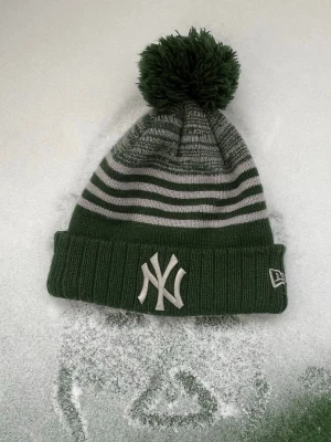 New-Era mössa New York (HIF) - Feetaste vinter mössan från new era, hittar den inte till salu nån annan stans. I bajen färger så toppklass om du vill reppa hammarby eller söder. Med en puff boll och bra skick