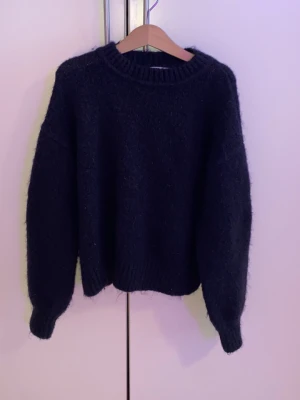 Svart stickad tröja från cubus - Mysig svart stickad tröja från cubus storlek 158/164 men skulle säga att den är som en xxs då den har blivit lite krympt. Den är i bra skick men säljer eftersom den är för liten och därför inte kommer till andvändning