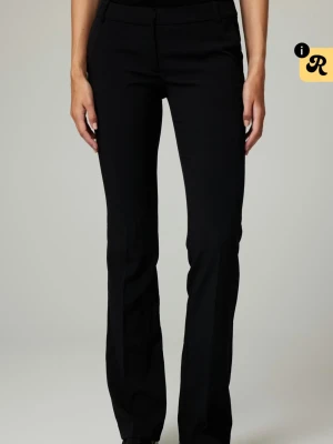 VERA TALL FLARE LÅGMIDJAD KOSTYMBYXA - Snygga svarta kostymbyxor med låg midja. Använda ett flertal gånger och de är lite nopprigt där uppe men det är inget som syns därav priset. Storlek 34 men funkar som 36 också 