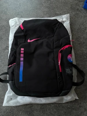 Nike Elite 30L Väska - Storlek: Den rymmer 30L Har aldrig använt den förut, den är helt ny och kommer direkt från originella paketet. Alla taggar finns med på väskan och även zip-lock påsen. Startpris: 550kr