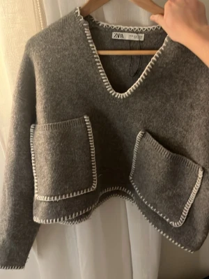 Gosig stickad tröja från Zara  - Så fin stickad tröja med ”stygn från Zara! Lite croppad med v ringning! 💕 använd fåtal gånger 
