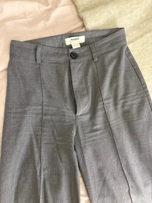 Grå kostymbyxor  - Grå raka kostymbyxor från Pull&Bear. Så fina och i gott skick! 